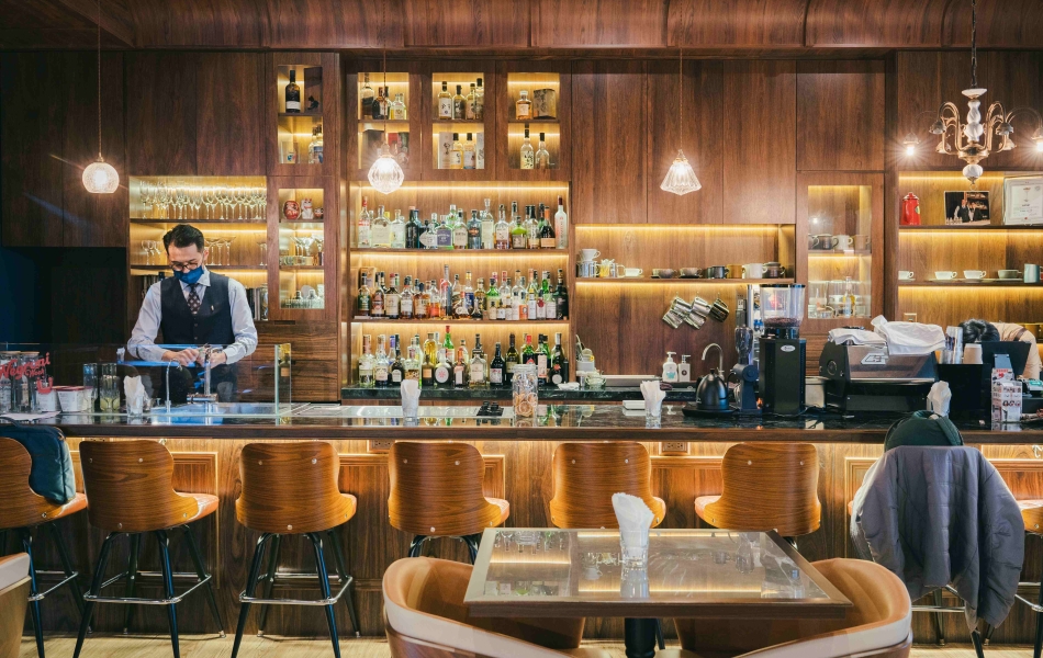 英倫風招牌字體、簡潔的木作線條,吸引人走進的 inBush !