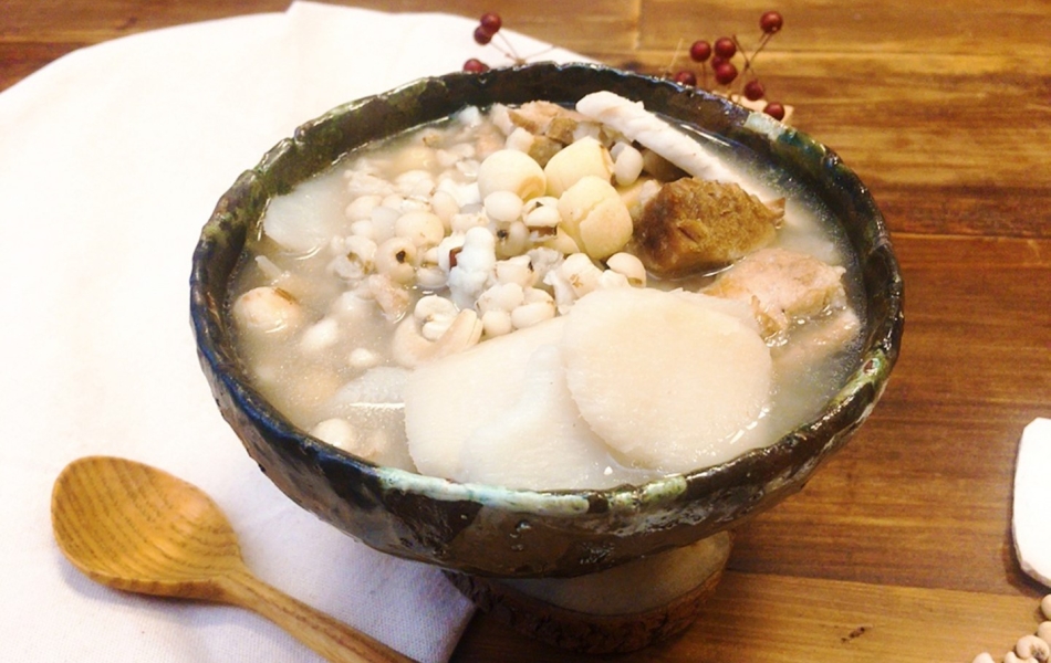 四神湯加入蓮子、芡實、淮山、茯苓四味中藥，也有人會加入山藥或薏仁，具健脾利濕之功效。