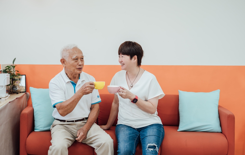 海山社區發展協會執行長廖育璿（右）與社區的老臘肉咖啡師鏡涼大哥（左），用一杯自己沖煮的咖啡開啟社區的一天。