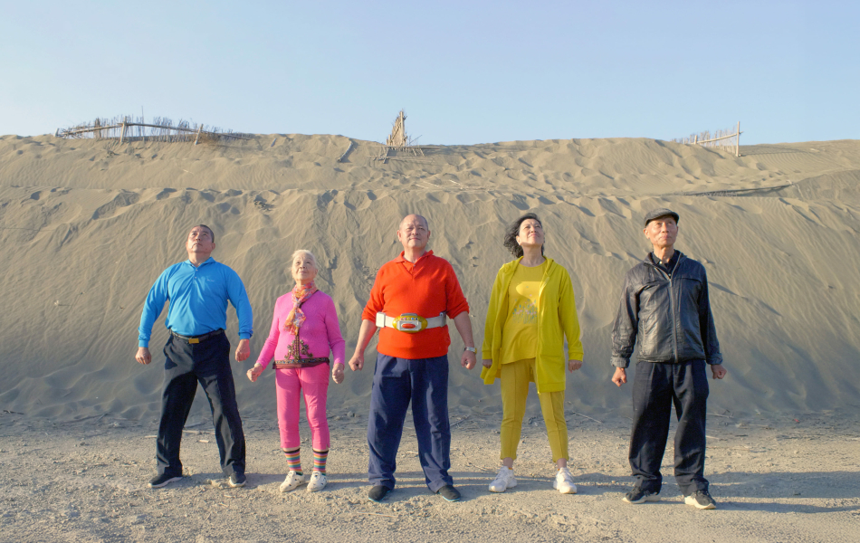 記憶戰隊由平均70 歲的素人演員演出，最長者為94 歲粉紅戰士。