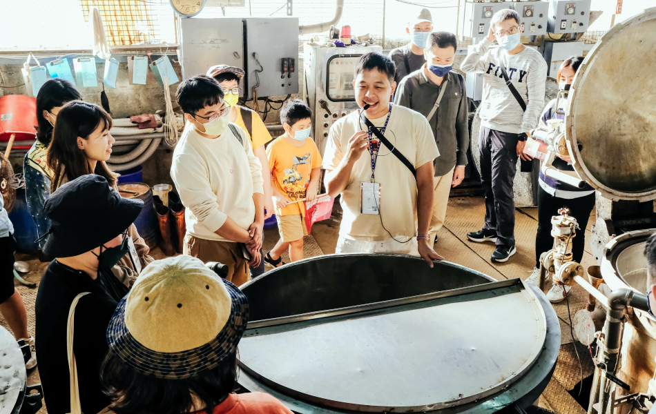 我在家鄉彰化社頭，帶領民眾走進家中織襪工廠，認識臺灣的織襪產業和文化。