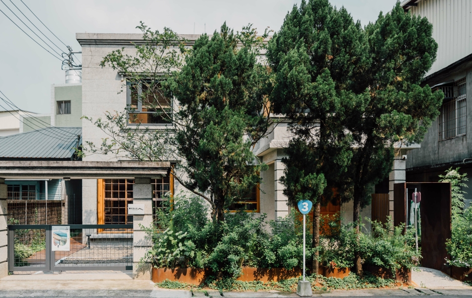 或者山旅是一棟由老宅改建的民宿，沒有繁華都市的喧囂，只有山林的氣息與生活的純粹。