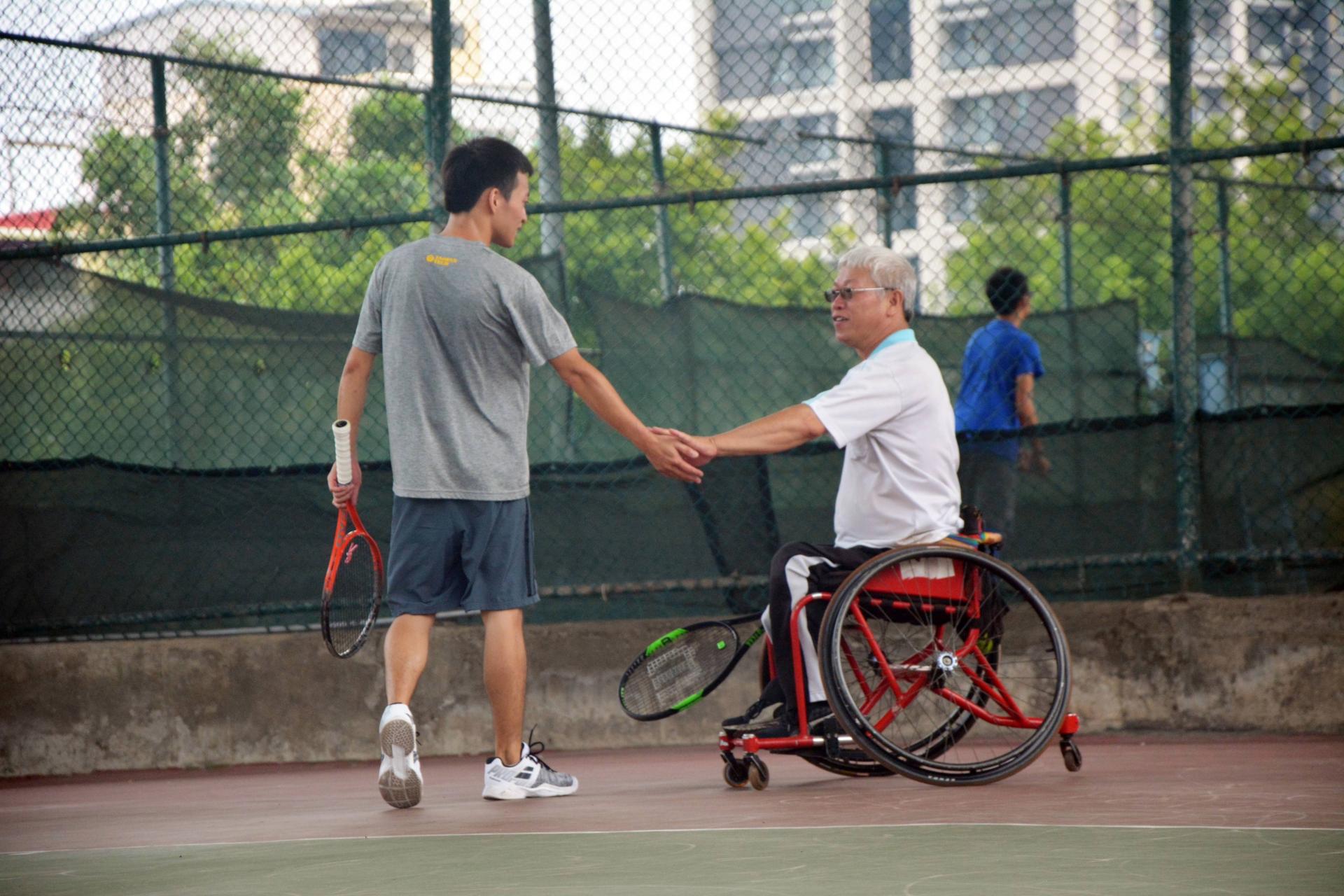 在「傷健融合比賽」中，一般球員與身障球員一同合作。