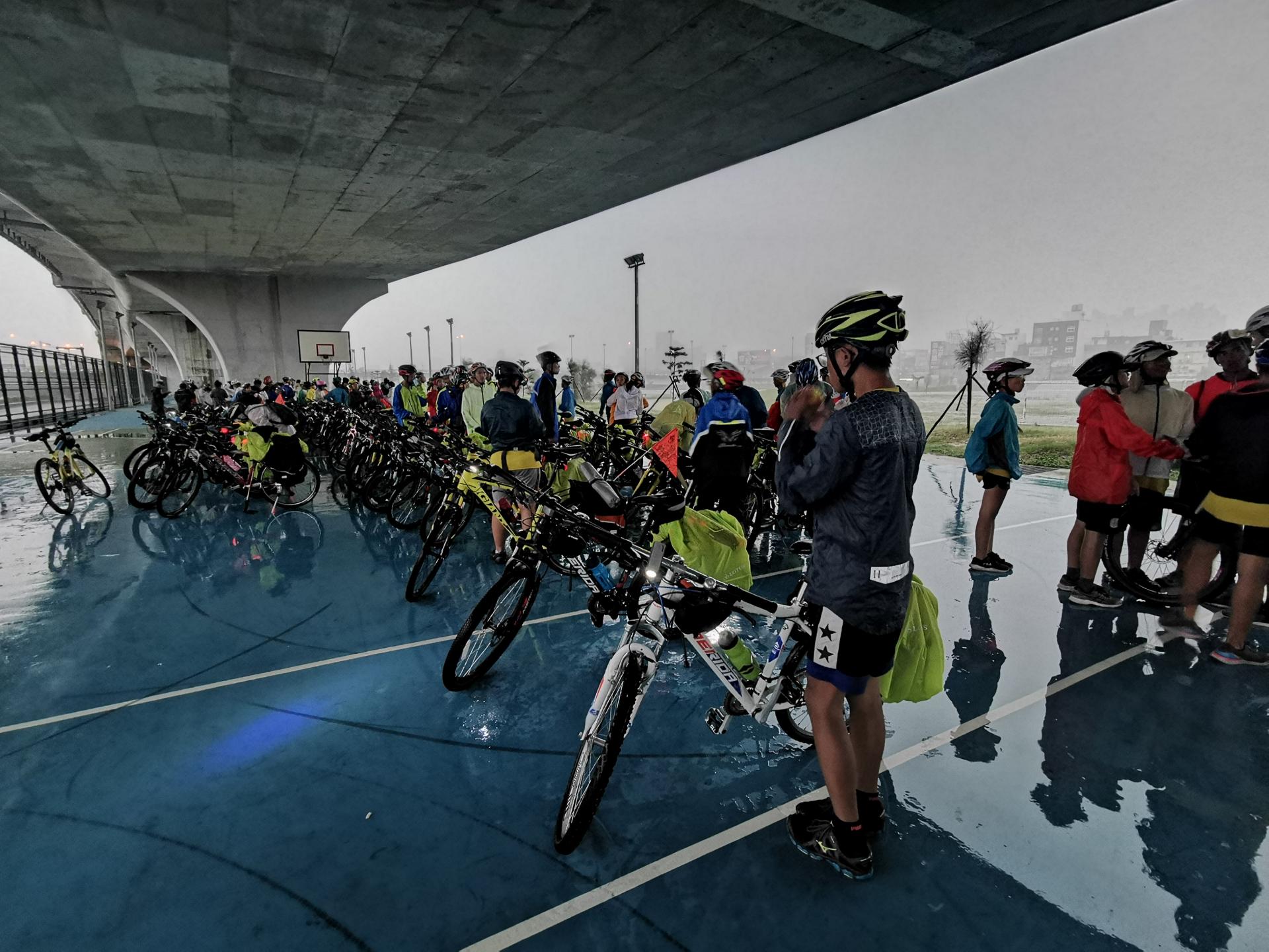 單車環島中學生遇到氣候不佳等挑戰，由教師團與家長們共同克服難關。